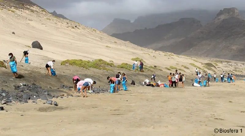 Campanha São Vicente de costa limpa incide mais uma vez na Praia do Lixo